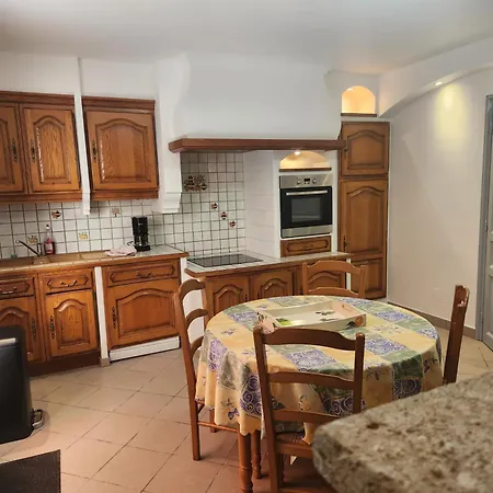 Cossue Spacieuse Climatisee * سانت-تشينيان
